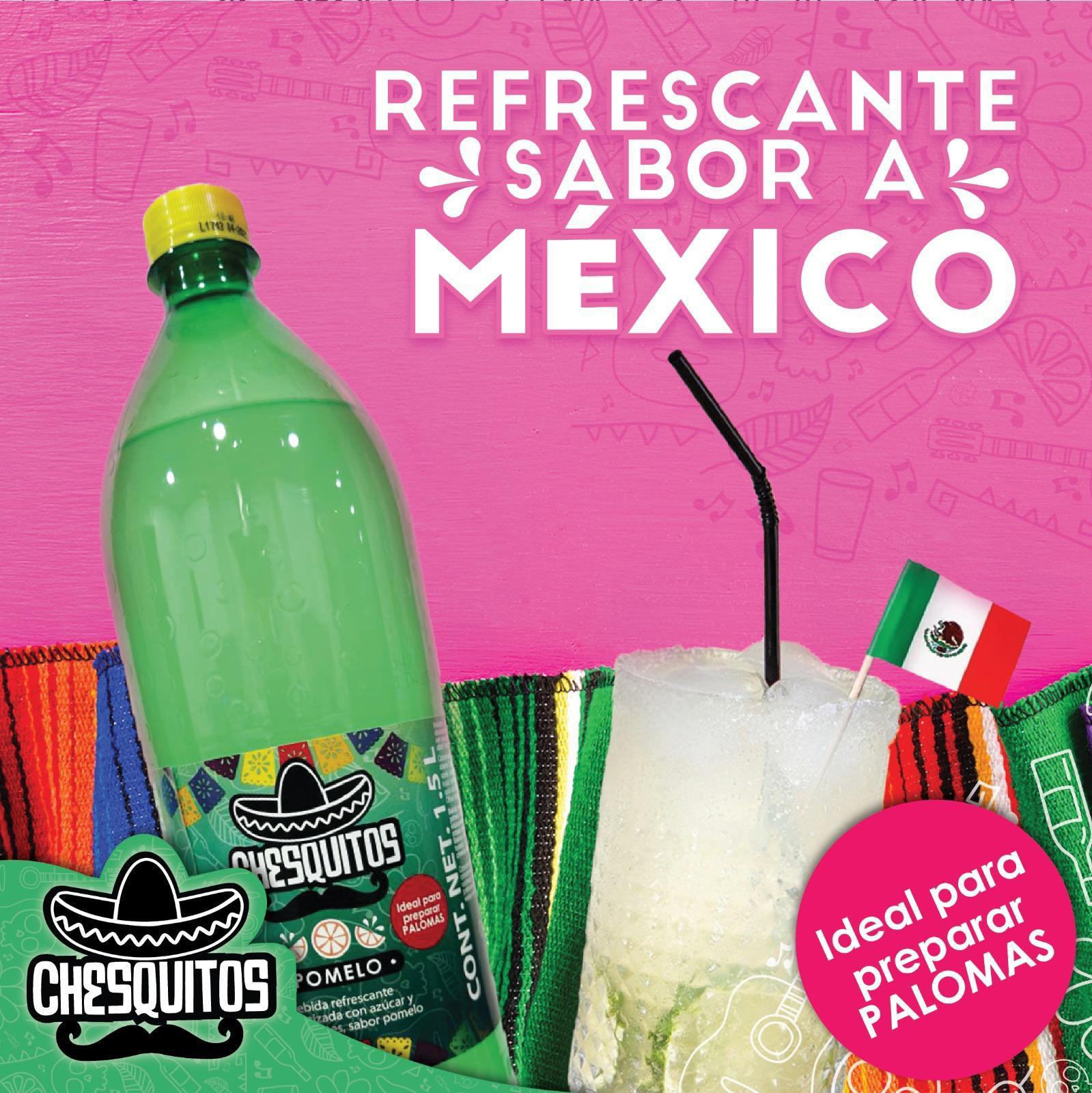 Anuncio de la marca Chesquitos; botella verde plástica del producto junto a un vaso preparado del cóctel Paloma y la bandera de méxico sobre un fondo rosa superior y una tela tipica mexicana de varios colores en la parte inferior. En primer término, logotipo de la marca y leyenda: Ideal para preparar Palomas