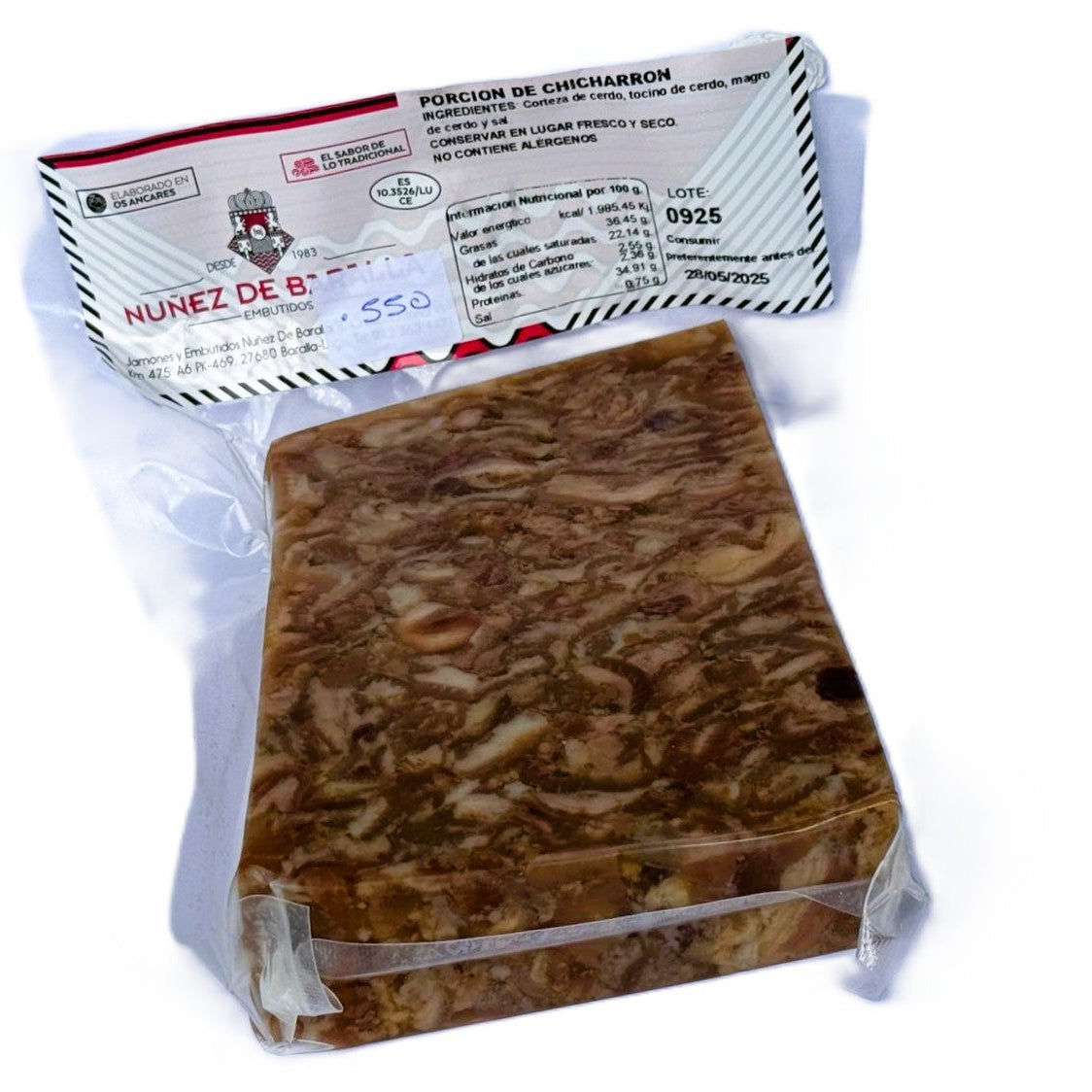 Paquete de chicharrón prensado envasado al vacío en plástico transparente y con la etiqueta de especificaciones de la marca nuñez de baralla