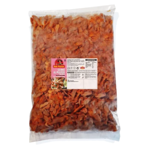 envase plastico transparente de carne elaborada tipo pastor con etiqueta del fabricante. Sin fondo.