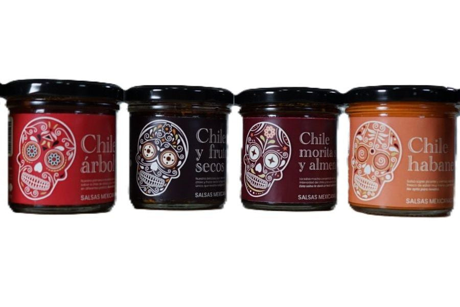 Línea completa de salsas caseras mexicanas en frascos, con diseño artesanal y sabores auténticos.
