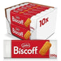 Sobre blanco envase de la marca Biscoff, etiqueta roja sobre blanco e imagen impresa en la etiqueta de una galleta, detrás caja que contiene 10 paquetes de esta galleta