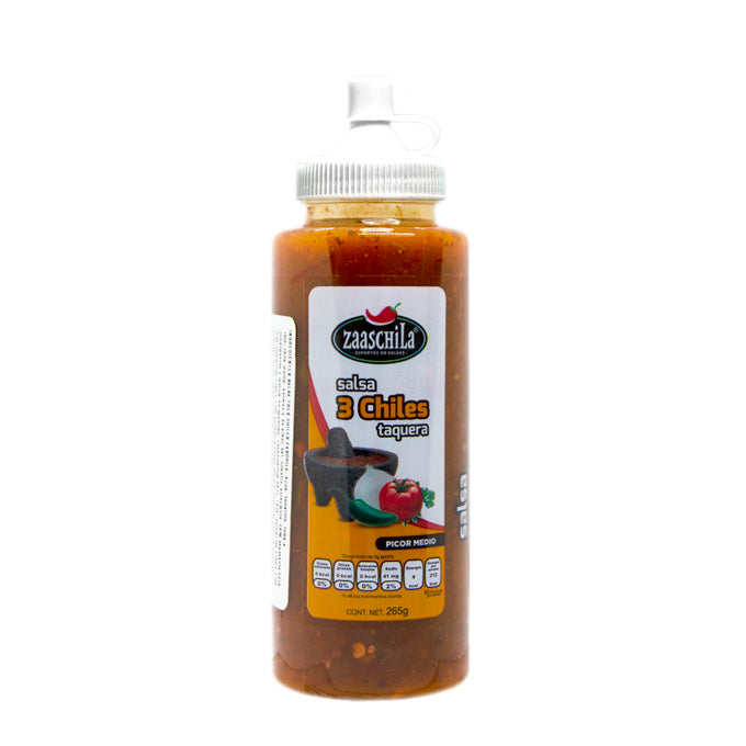 envase plástico transparente con dosificador blanco. Etiqueta blanca y naranja de la marca zaaschila con un molcajete, verduras y chile