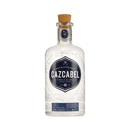 Botella de tequila Cazcabel Blanco con diseño grabado y tapón de corcho. Elegante y artesanal.