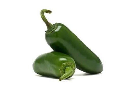 Dos chiles jalapeños frescos sobre fondo blanco, destacando su color vibrante y tamaño ideal para preparar platillos.