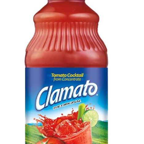 Botella de Clamato The Original, un coctel de tomate concentrado ideal para bebidas y recetas, con etiqueta azul vibrante.