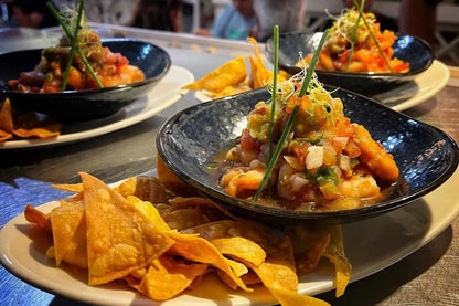 Ceviche fresco servido con totopos en platos individuales. Ideal para disfrutar en reuniones.