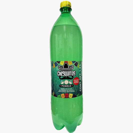 Botella plástica de color verde y tapón amarillo con etiqueta de la marca Chesquitos, sobre fondo blanco.