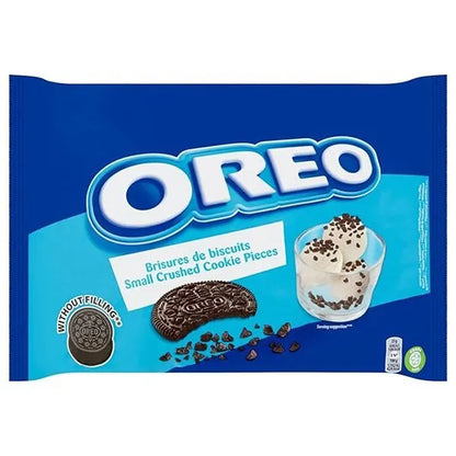 envase plástico azul de trozos de galleta oreo sobre fondo blanco