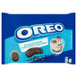 envase plástico azul de trozos de galleta oreo sobre fondo blanco