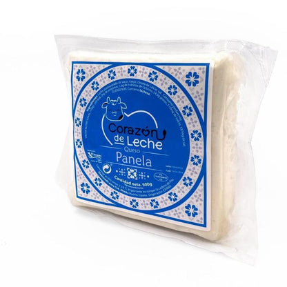 paquete de 500g de queso panela de la marca corazón de leche. Queso fresco blanco, envasado en lástico transparente al vacío y etiqueta azul de la marca e información del producto