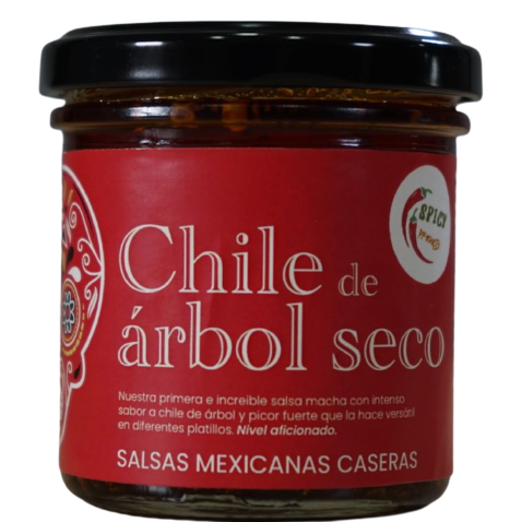 Frasco de salsa macha con chile de árbol seco. Etiqueta roja con calavera mexicana ilustrada.