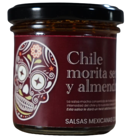 Salsa macha en frasco de vidrio con chile morita y almendras. Etiqueta burdeos con diseño de calavera mexicana.