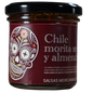 Salsa macha en frasco de vidrio con chile morita y almendras. Etiqueta burdeos con diseño de calavera mexicana.