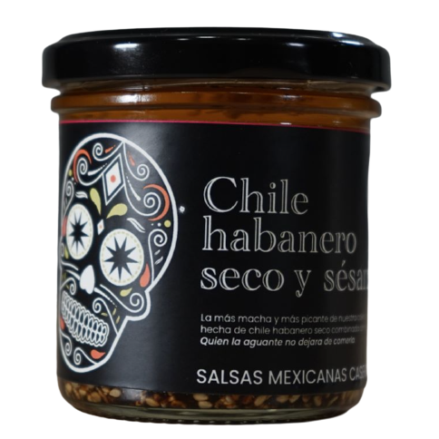 Salsa macha con chile habanero seco y sésamo en envase de vidrio. Etiqueta negra con calavera mexicana decorativa.