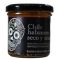 Salsa macha con chile habanero seco y sésamo en envase de vidrio. Etiqueta negra con calavera mexicana decorativa.