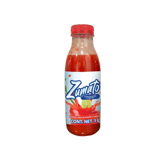 Sin fondo. Envase transparante de plástico con zumo de tomate de la marca  Zumato, tapón rojo y etiqueta blanca con su marca e indicaciones.