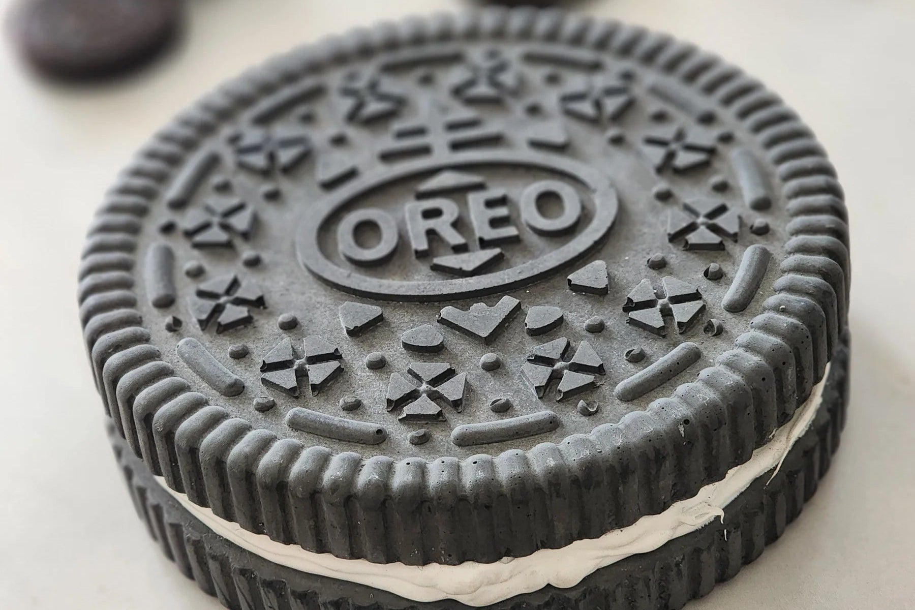 primer plano de una galleta oreo en detalle sobre fondo blanco
