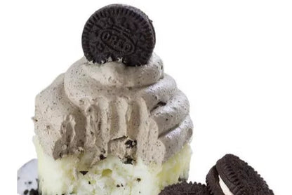 una galleta oreo mini en lo alto de un helado