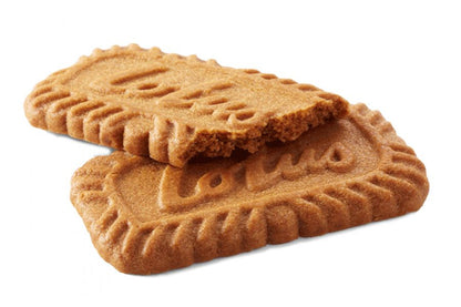 dos galletas lotus una sobre otra, la superior aparece mordisqueada