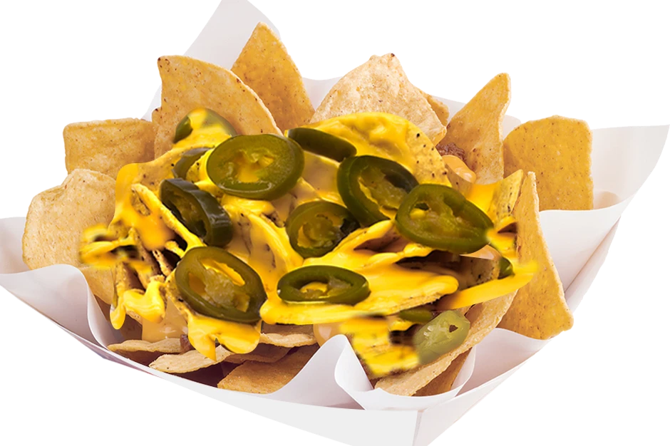 Nachos cubiertos con queso derretido y rodajas de jalapeños en un recipiente de papel, listos para disfrutar como snack.