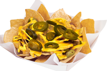 Nachos cubiertos con queso derretido y rodajas de jalapeños en un recipiente de papel, listos para disfrutar como snack.