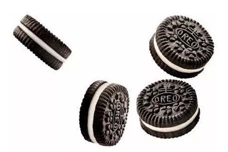 cuatro galletas oreo mini flotando obre blanco en distintas posiciones