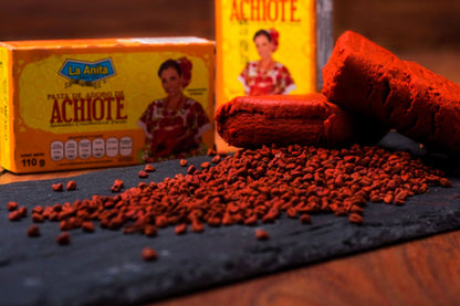 Pasta de achiote desmigada junto a semillas de achiote y su envase de marca La Anita, destacando su uso en cocina tradicional.