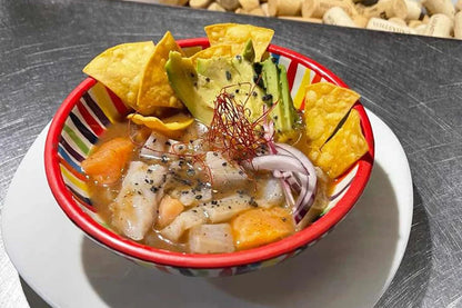 Sopa mexicana con aguacate y totopos servida en plato colorido. Perfecto para los amantes de la comida tradicional.