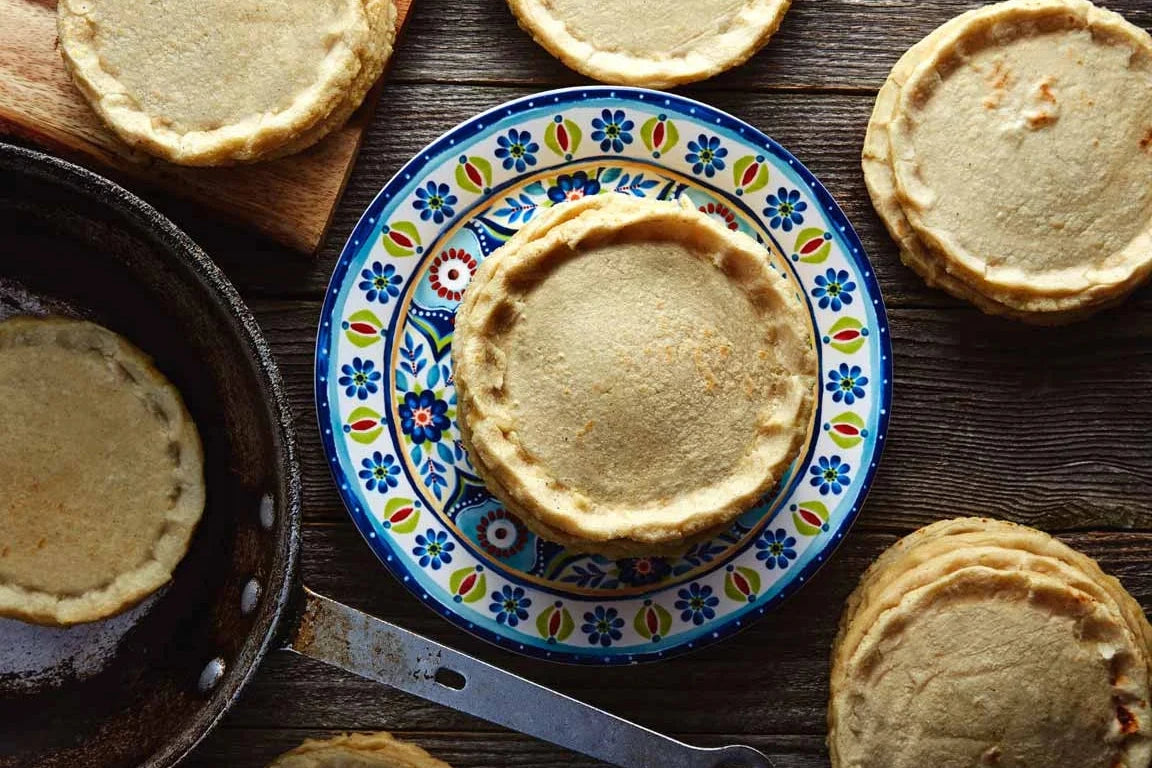 Sopes artesanales sobre plato decorado, listos para cocinar. Auténtico sabor mexicano