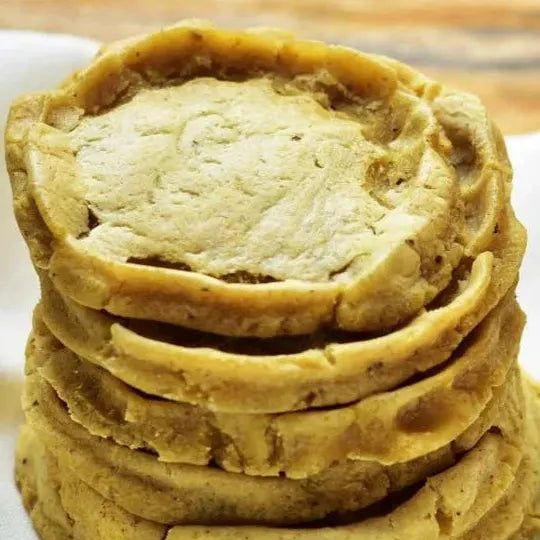 Torre de sopes apilados con textura artesanal, perfectos para platillos tradicionales.