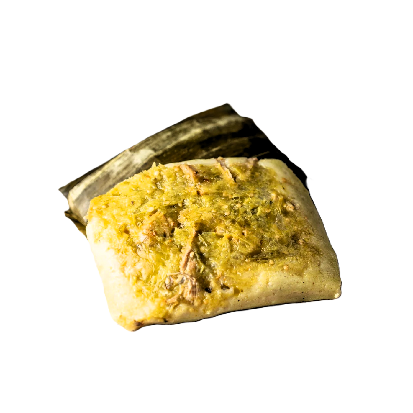 Delicioso tamal con salsa verde, carne jugosa y envuelto en hoja de plátano.