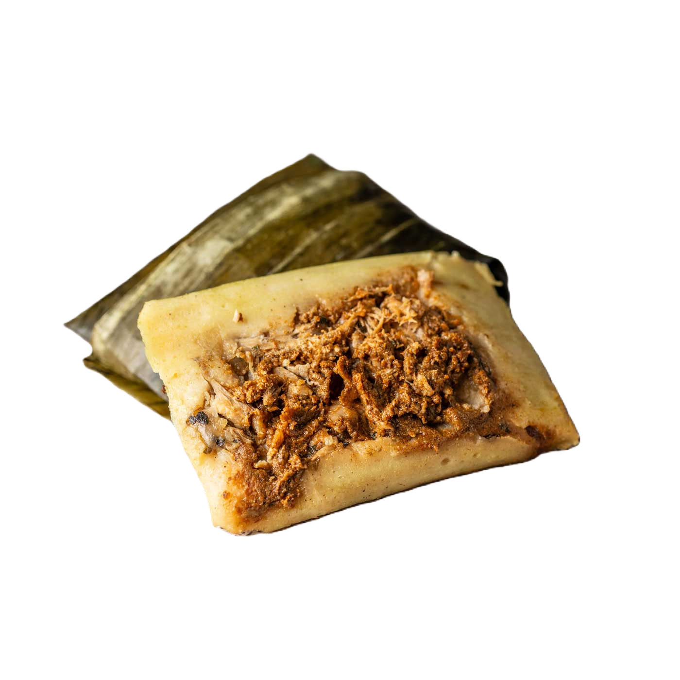 Tamal con salsa roja y carne deshebrada, cocido al vapor en hoja de plátano.