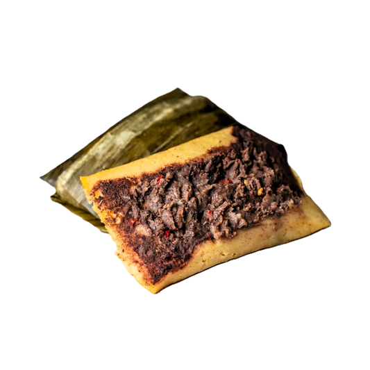 Suave tamal relleno de frijoles con un toque picante, perfecto para los amantes del sabor intenso.