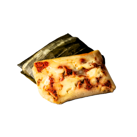 Tamal con adobo estilo pastor y queso gratinado, una explosión de sabor mexicano.