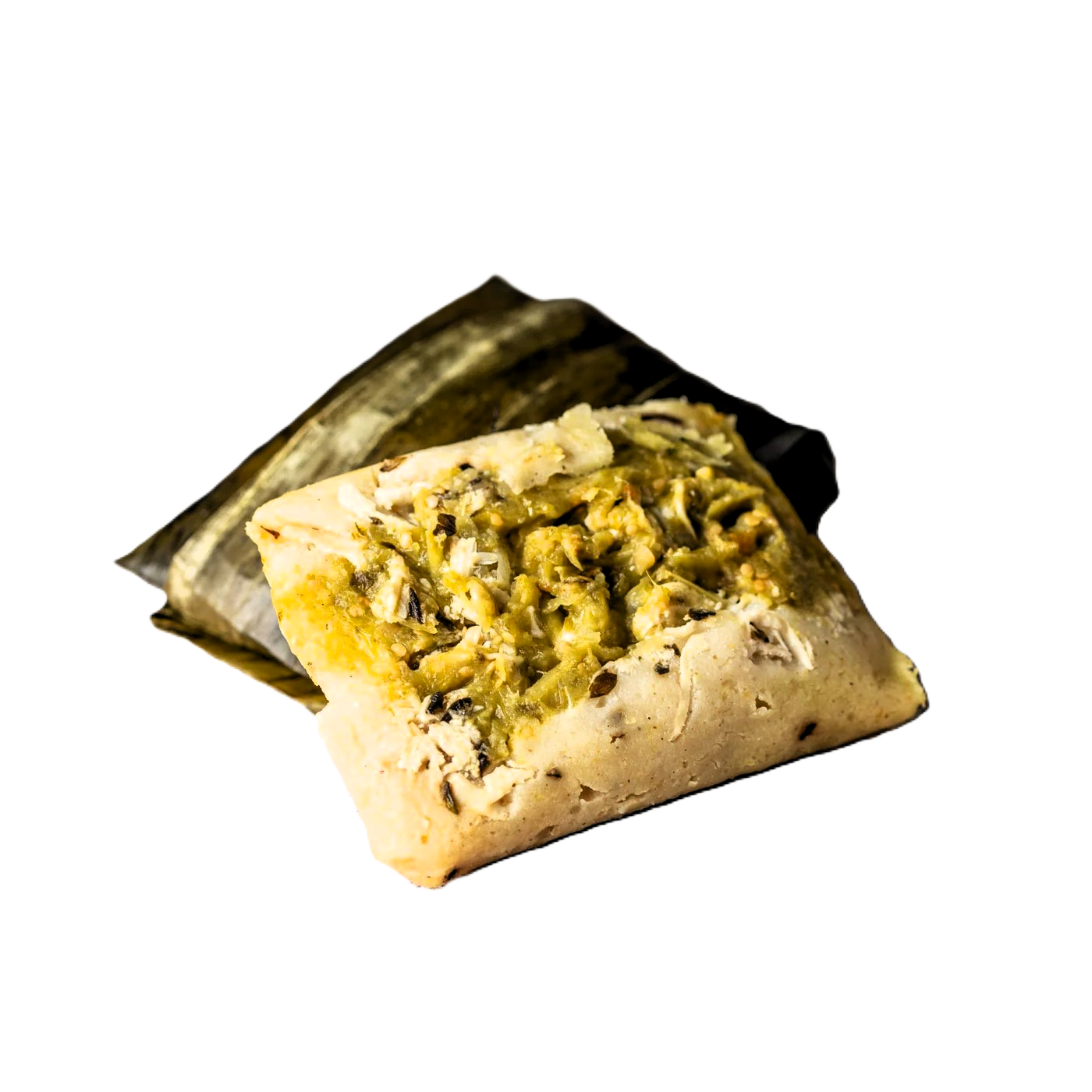 Tamal relleno de pollo con salsa verde casera, ideal para una comida típica mexicana.