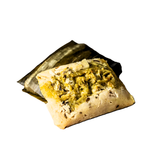 Tamal relleno de pollo con salsa verde casera, ideal para una comida típica mexicana.