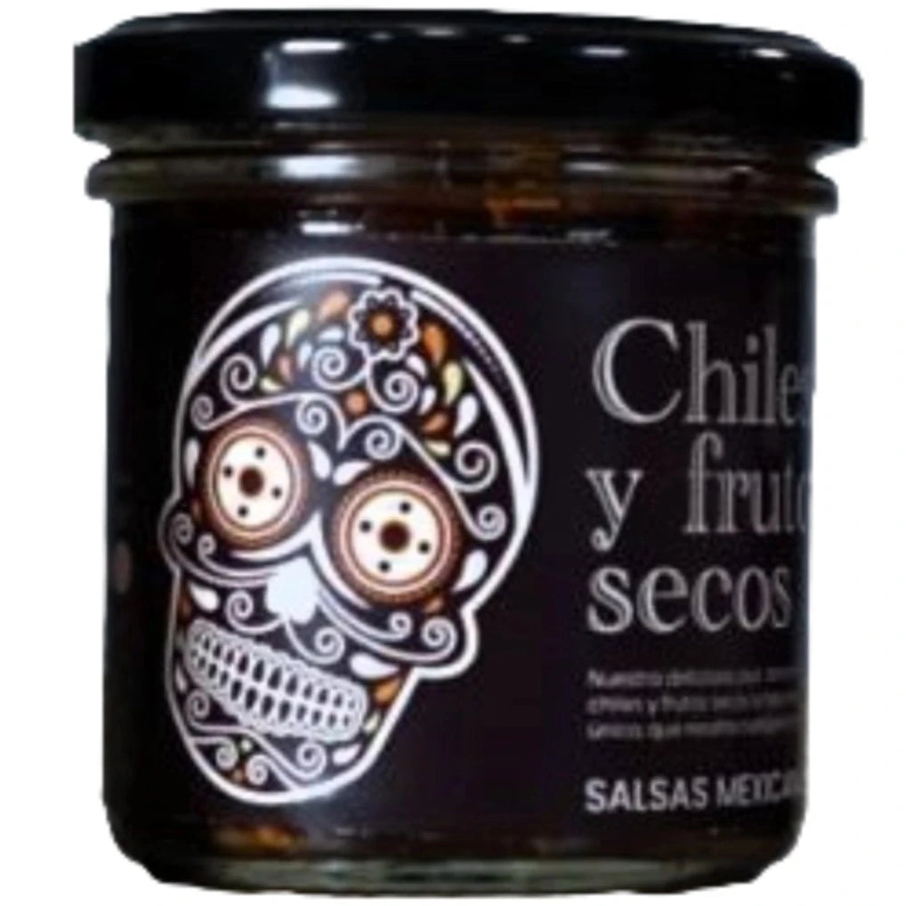 Envase de vidrio con salsa macha de chile y frutos secos. Diseño con calavera mexicana decorativa.