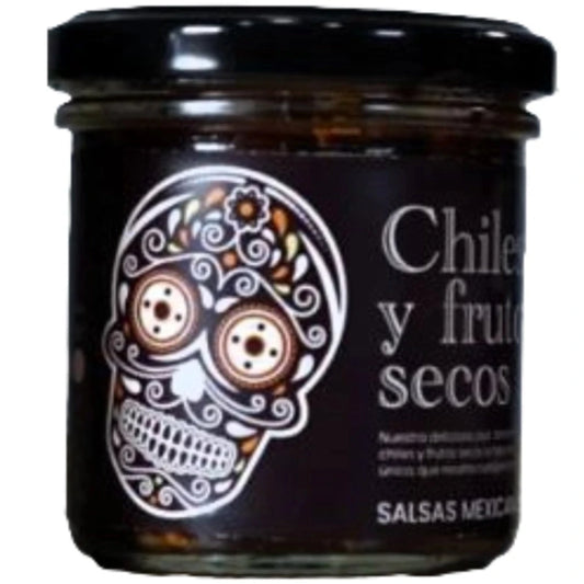 Envase de vidrio con salsa macha de chile y frutos secos. Diseño con calavera mexicana decorativa.