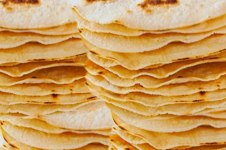 primer plano de torre de tostadas crujientes, con ingredientes mexicanos.