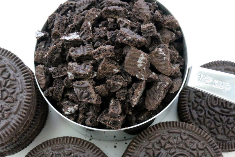 detalle de trozos de galletas oreo en un vaso vistos desde arriba