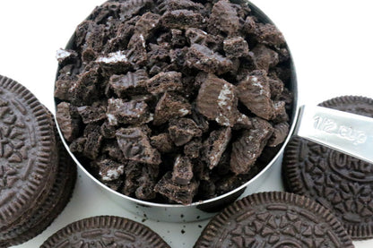 detalle de trozos de galletas oreo en un vaso vistos desde arriba